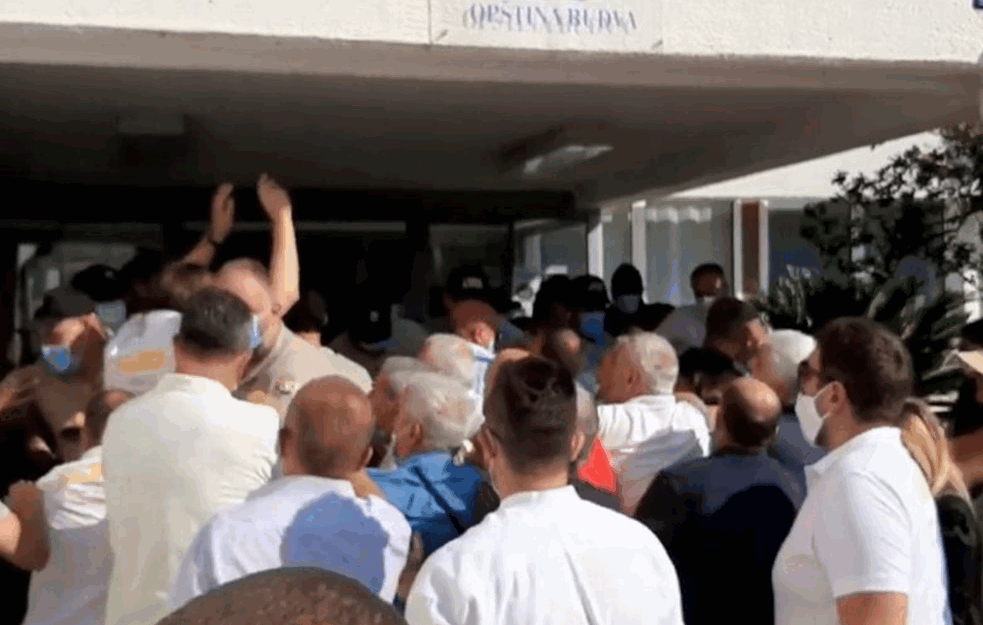 Ispred Opštine Budva ponovo GUŽVA: Carović i Radović PROBIJAJU KORDON (VIDEO)